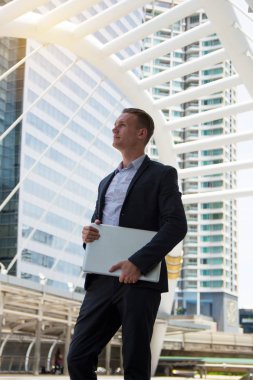 Yakışıklı genç işadamı ayakta orta iş alanının