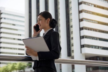 Proje tartışıyor akıllı telefonla konuşurken işkadını