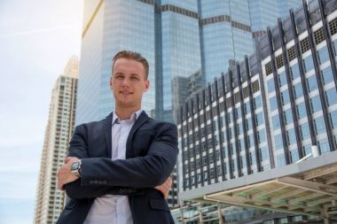 Yakışıklı genç adam ayakta orta iş alanının