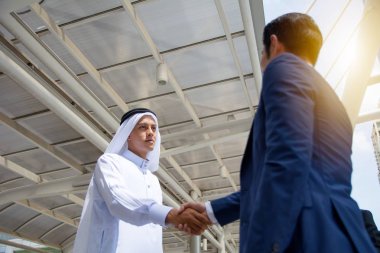 iki adam el sallayarak