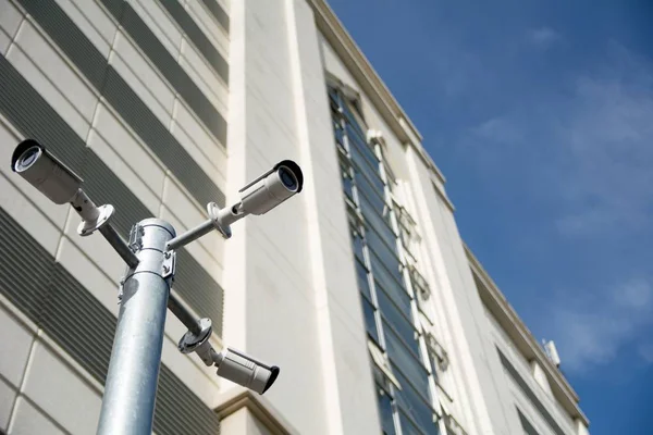 Security kamera och säkerhet i ett universitet — Stockfoto