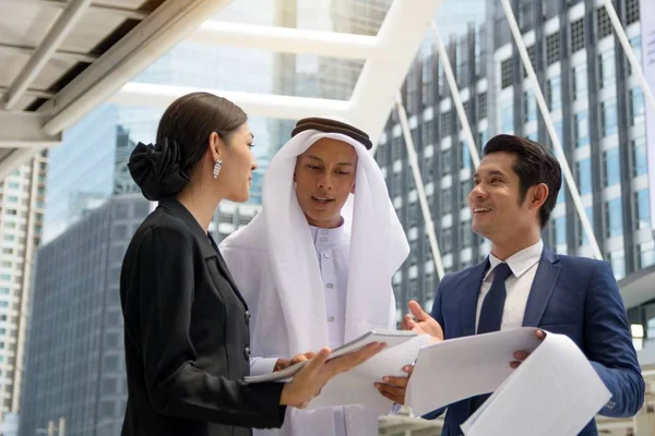 Genç Girişimciler iş potansiyelleri tartışıyor