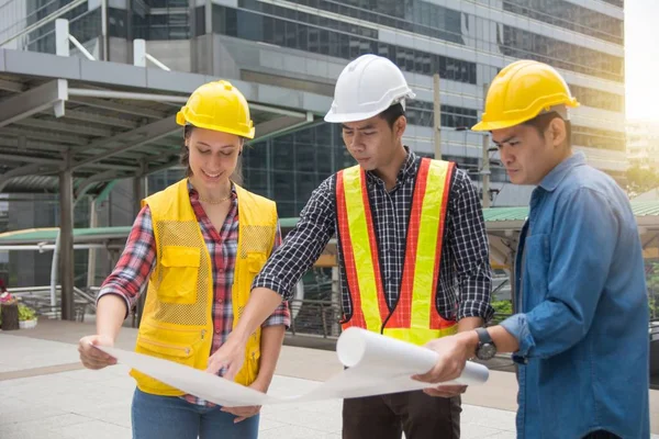 Equipe de jeunes femmes et ingénieurs travaillant sur la construction pro — Photo