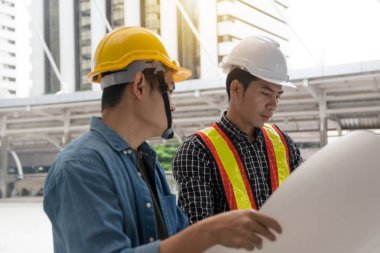 Hareketli ileri planı tartışmaya mühendis arkadaşları