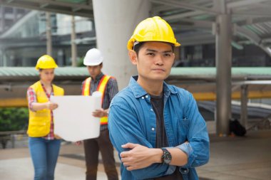 Takım p arıyorum inşaat sahasında ayakta mimarileri