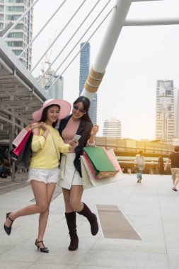 Kadınlar alışveriş ve smartphone ile ilgilenen hafta sonu zevk