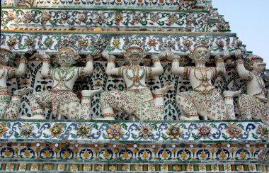 Bangkok, Tayland - 2 Şubat 2020, Tayland güzel ikonik seramik ve porselenlerle süslenmiş, Wat Aroon (Şafak Tapınağı). Turizm için dönüm noktası.