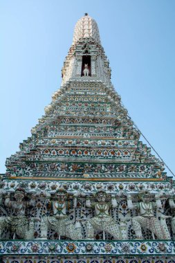 Bangkok, Tayland - 2 Şubat 2020, Tayland güzel ikonik seramik ve porselenlerle süslenmiş, Wat Aroon (Şafak Tapınağı). Turizm için dönüm noktası.