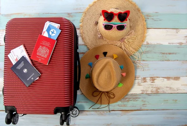 Kırmızı Bavul Güneş Gözlüğü Arka Planda Şapkalar Yaratıcı Yaz Tatili — Stok fotoğraf
