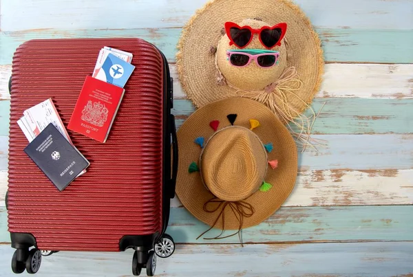 Pose Plate Valise Lunettes Soleil Chapeaux Sur Fond Valise Rouge — Photo