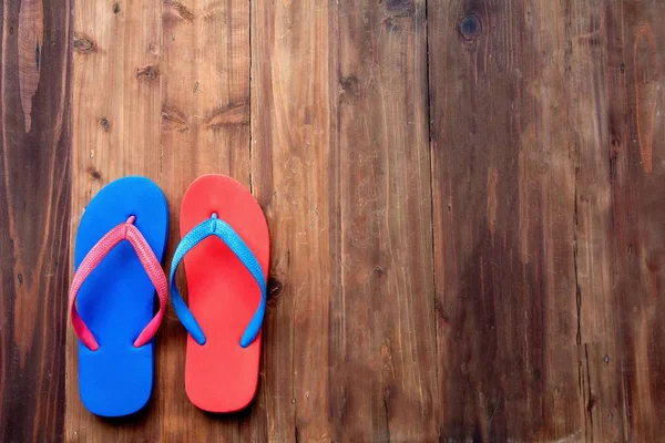 Coppia Pantofole Colorate Sfondo Legno Durante Giornata Sole Vacanze Vacanza — Foto Stock