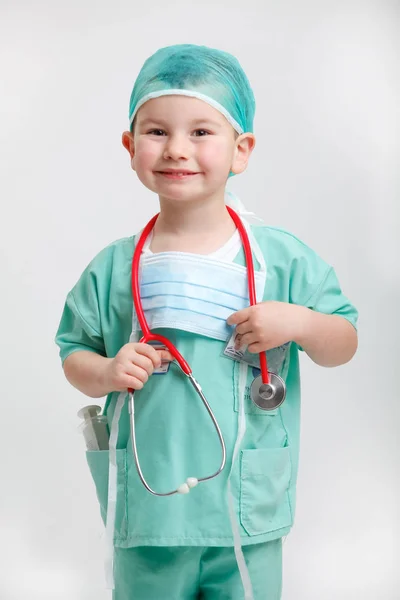 Маленький улыбающийся доктор со стетоскопом - изолированный на белом фоне — стоковое фото