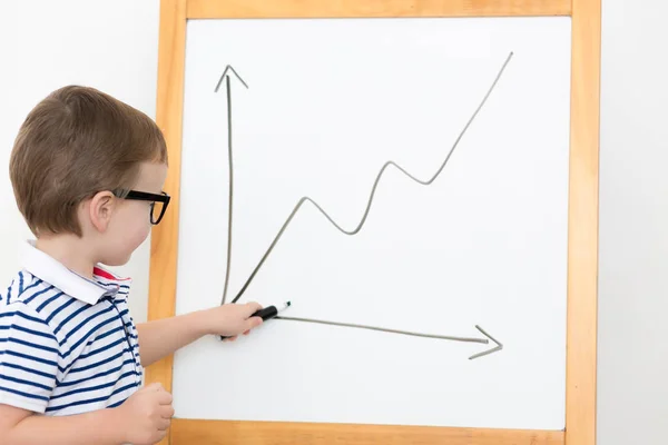 Хлопчик малює звіт про продаж на дошці — стокове фото