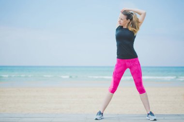 Eller, streç egzersiz germe runner kadın. Fitness kadın rahatlatıcı atlet plajda çalıştırmadan önce bir ısınma yapıyor