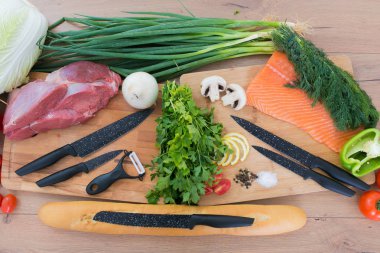 Domates, maydanoz ve ham Fileto sığır eti bıçakla şaşırıp kalmış ile doğrama tahtası