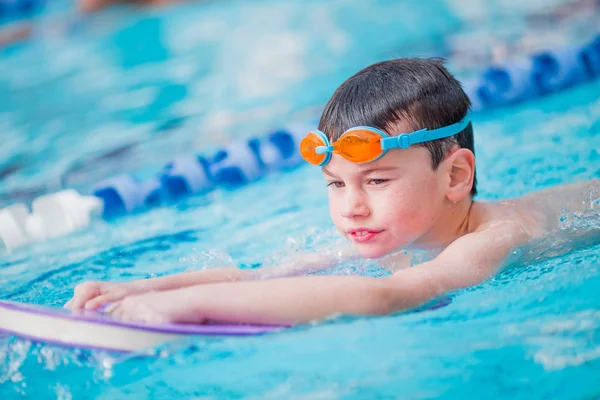 Niño nadando estilo libre — Foto de Stock