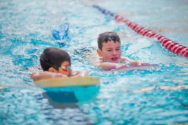 Boy práctica natación — Foto de Stock