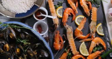Bir İspanyol deniz ürünleri paella: midye, karides, bilinenlerin, mezgit balığı Kral