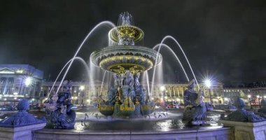 Place de la Concorde Paris'te gece bir çeşme