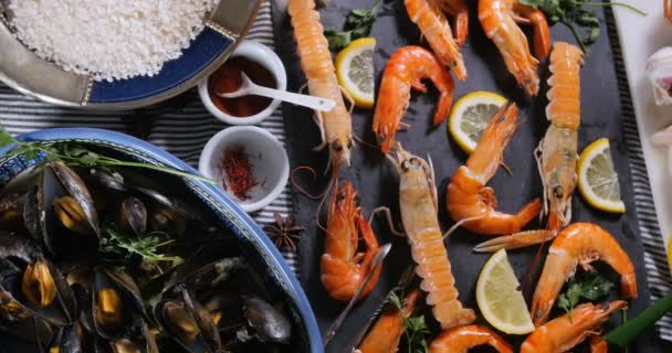 Uma paella espanhola de frutos do mar: mexilhões, camarões-rei, langoustine, arinca — Vídeo de Stock