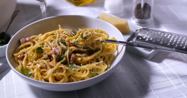 Een heerlijk bord spaghetti carbonara — Stockvideo