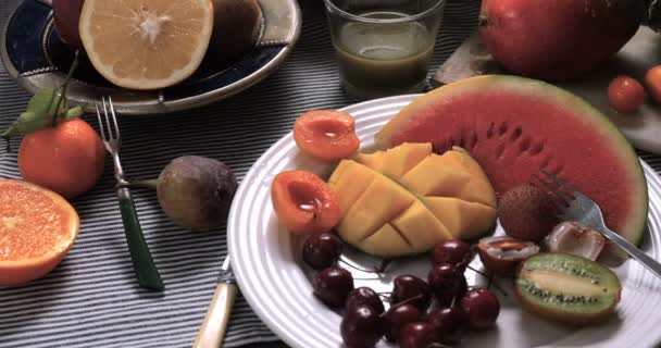 Асортимент свіжих, здорових, органічних фруктів — стокове відео