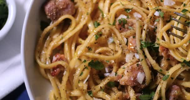 Un delicioso plato de espaguetis carbonara — Vídeos de Stock