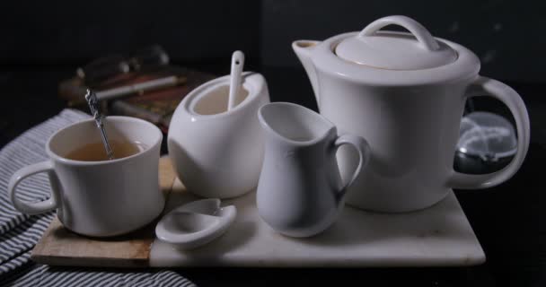 Aggiunta di latte a una bella tazza di tè caldo fumante — Video Stock
