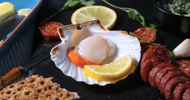 Ingrediënten voor Sint-jakobsschelpen met chorizo in knoflook-mayonaise — Stockvideo