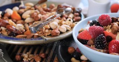 Kahvaltı hububat meyveler, Kuru Meyve ve süt