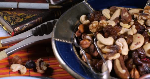 Colazione a base di cereali con frutti di bosco, frutta secca, latte e panna montata — Video Stock