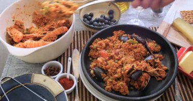 Leziz İspanyol deniz ürünleri paella bir kısmını hizmet