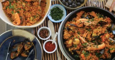 İspanyol deniz ürünleri paella: midye, karides, bilinenlerin, mezgit balığı Kral