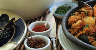 İspanyol deniz ürünleri paella: midye, karides, bilinenlerin, mezgit balığı Kral