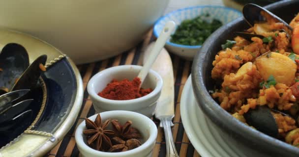 Hiszpański seafood paella: małże, krewetki, homarca, plamiak, król — Wideo stockowe