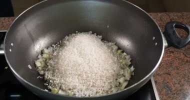 Zaman atlamalı: leziz İspanyol deniz ürünleri paella yemek