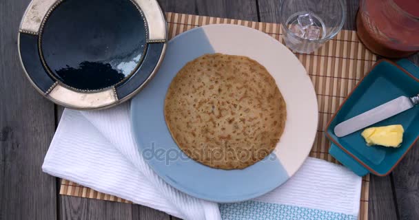 Vista di movimento di fermata di frittelle con bacche e frutta secca — Video Stock