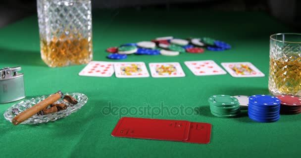 Игрок в покер делает ставку — стоковое видео