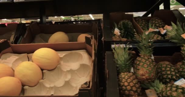 Il reparto frutta di un supermercato — Video Stock