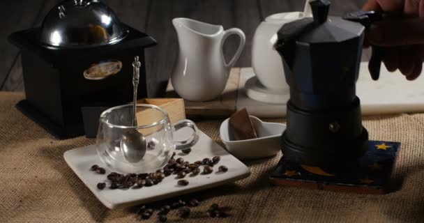 Einschenken einer heißen Tasse Kaffee aus einer traditionellen italienischen Kaffeemaschine — Stockvideo