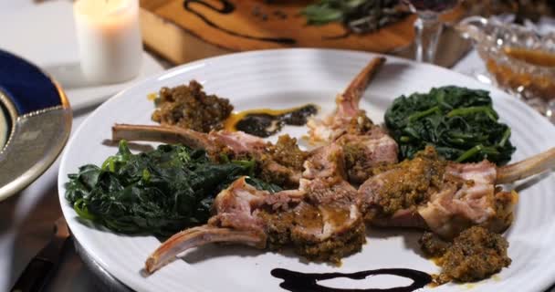 Una rastrelliera di agnello con salsa di menta crostata — Video Stock