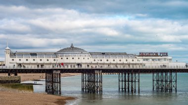 Sarayı pier Brighton ve Hove