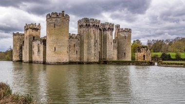 İngiltere'de moated bir ortaçağ kalesi görünümü
