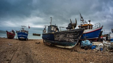 Hastings, İngiltere'de sahilde balıkçı tekneleri