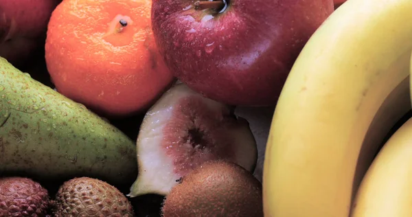 Un surtido de frutas frescas, saludables y orgánicas — Foto de Stock