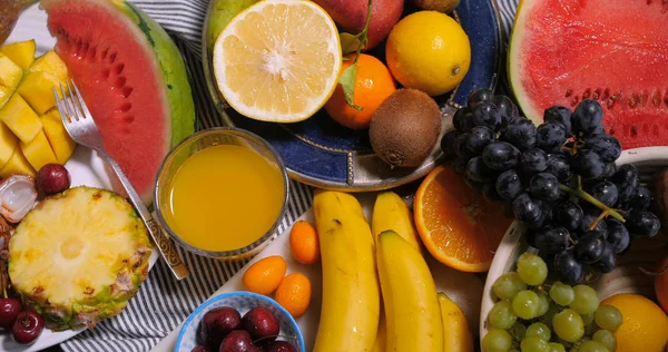 Un surtido de frutas frescas, saludables y orgánicas — Foto de Stock