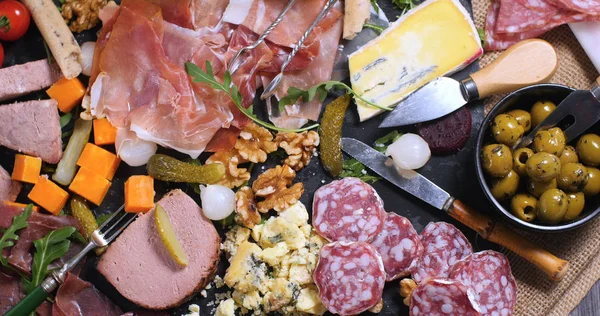 Eine Platte mit Wurst, Schinken, Salami, Pastete und Käse — Stockfoto