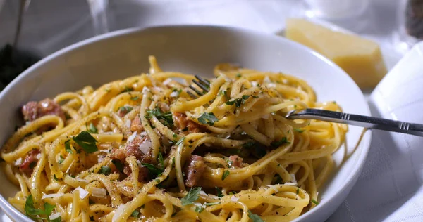 Vista de cerca de un plato de espaguetis carbonara — Foto de Stock