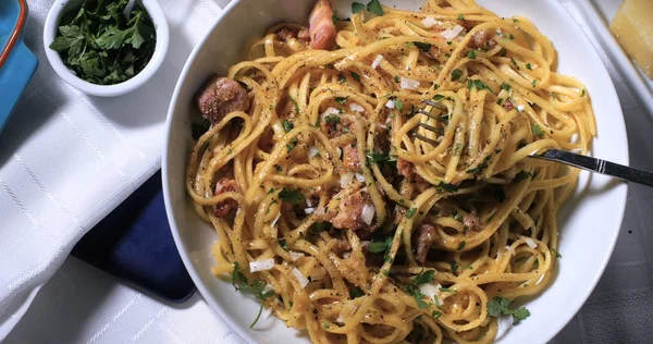 Vista de arriba hacia abajo de un plato de espaguetis carbonara — Foto de Stock