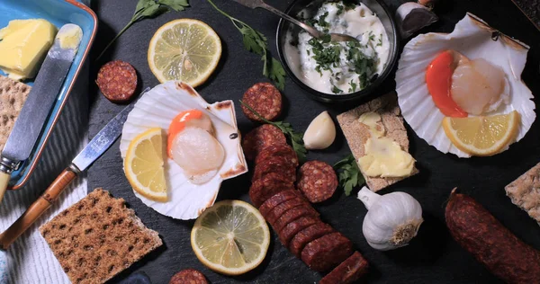 Vista dall'alto verso il basso degli ingredienti per le capesante con chorizo — Foto Stock